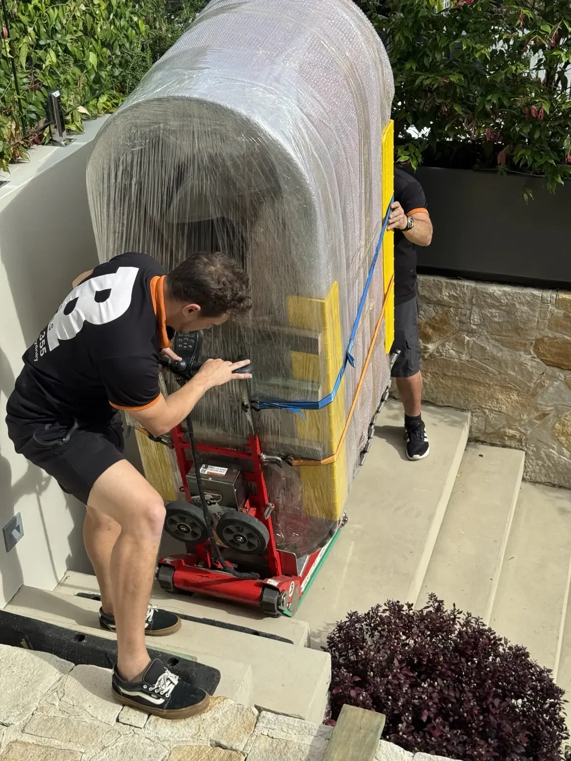 Close handling of the secured ice bath on the staircase.